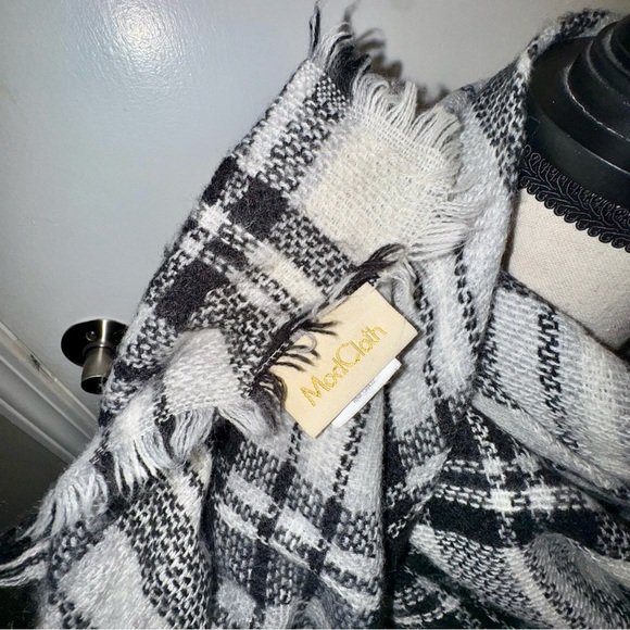 Modcloth Black and White Plaid Blanket Scarf - Picture 4 of 4